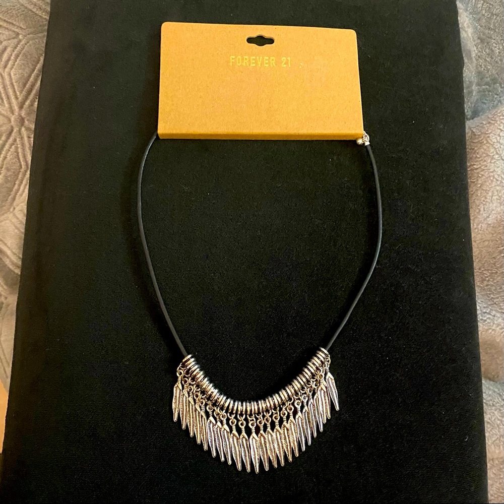 ❤️Forever 21 Adjustable necklace. Metal feathers hanging down.